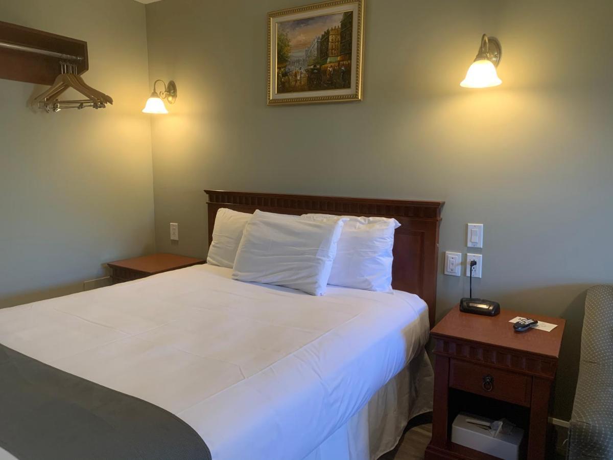 Hotel And Suites Les Laurentides サン・ソヴェ－ル・デ・モン エクステリア 写真