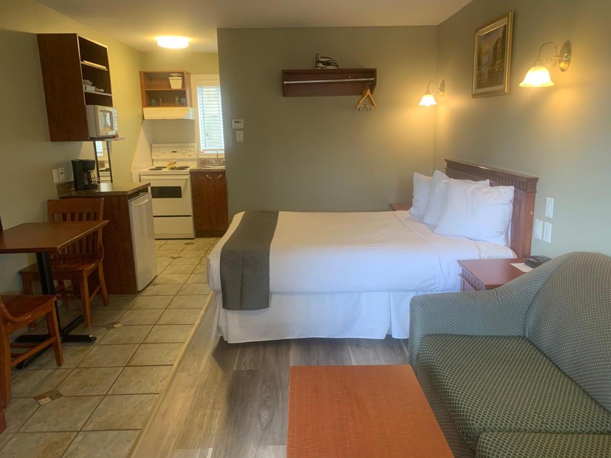 Hotel And Suites Les Laurentides サン・ソヴェ－ル・デ・モン エクステリア 写真