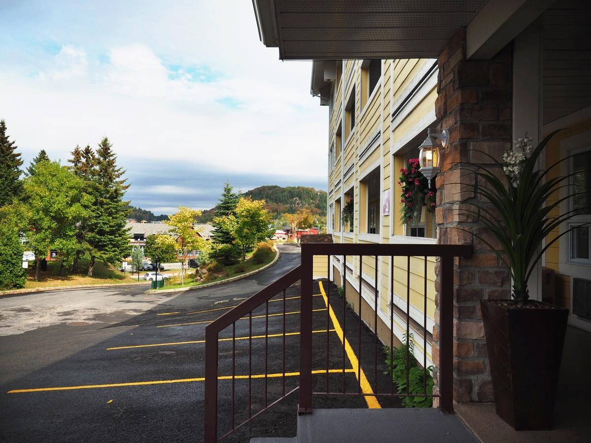 Hotel And Suites Les Laurentides サン・ソヴェ－ル・デ・モン エクステリア 写真