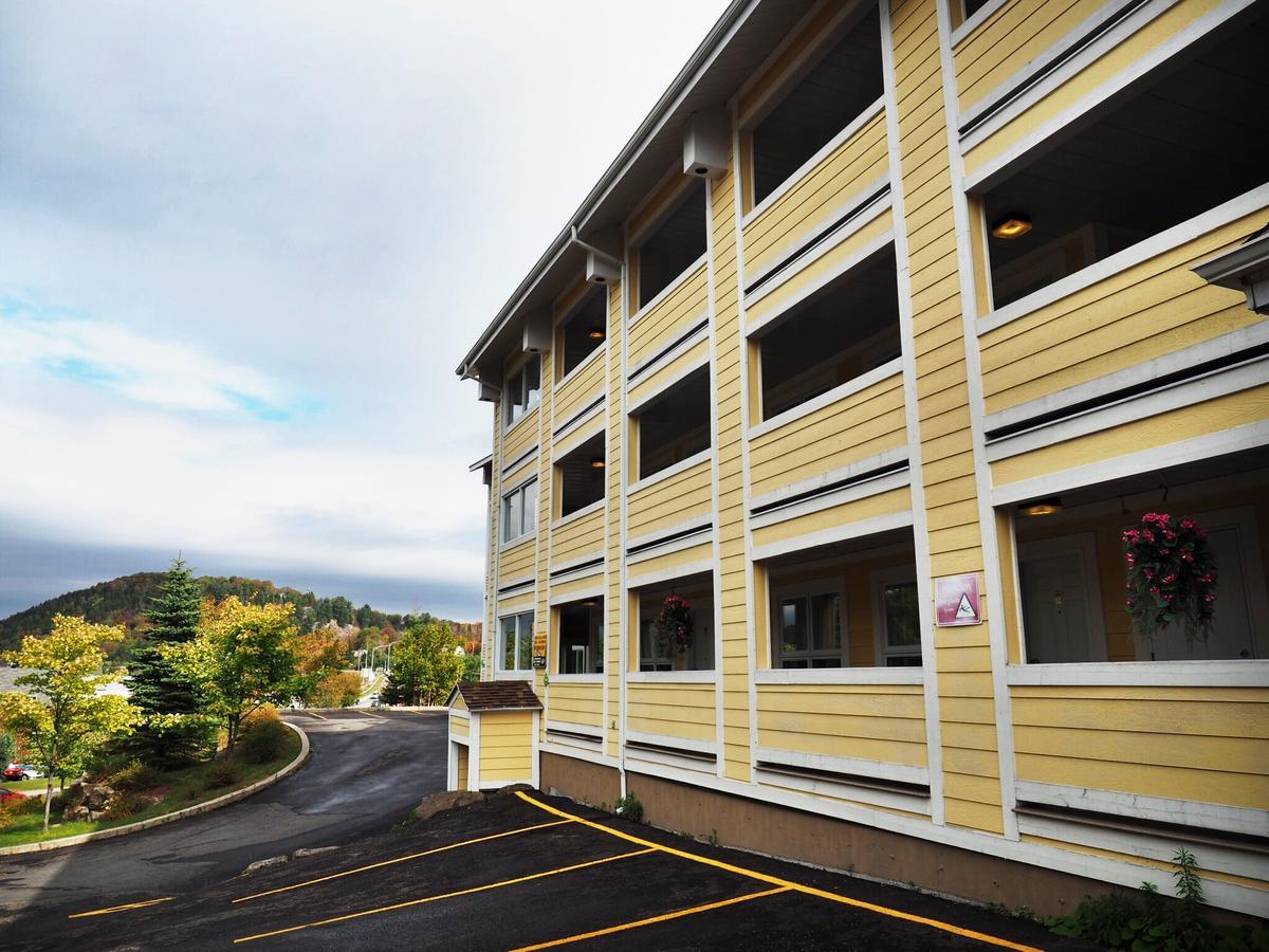 Hotel And Suites Les Laurentides サン・ソヴェ－ル・デ・モン エクステリア 写真