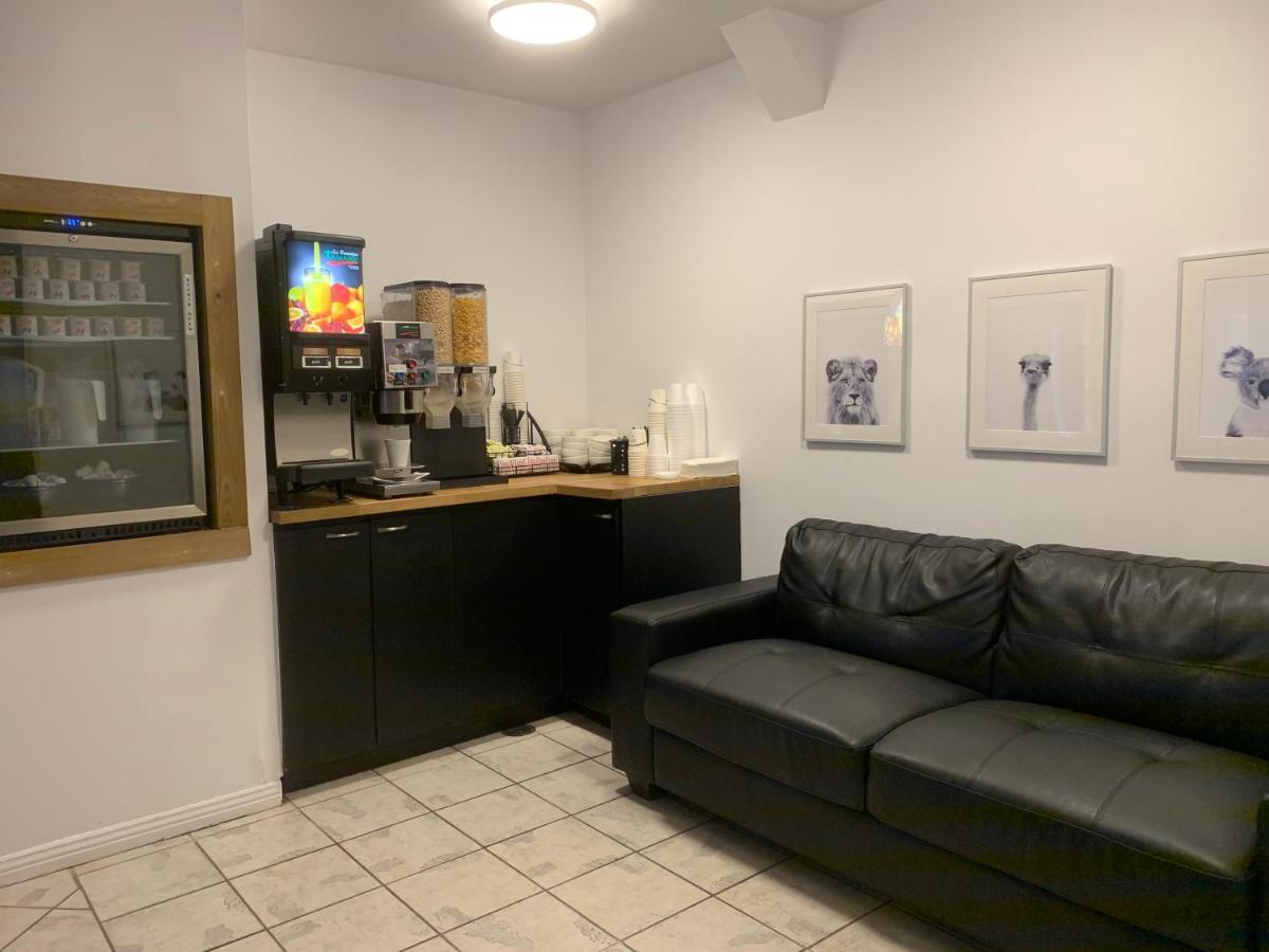 Hotel And Suites Les Laurentides サン・ソヴェ－ル・デ・モン エクステリア 写真